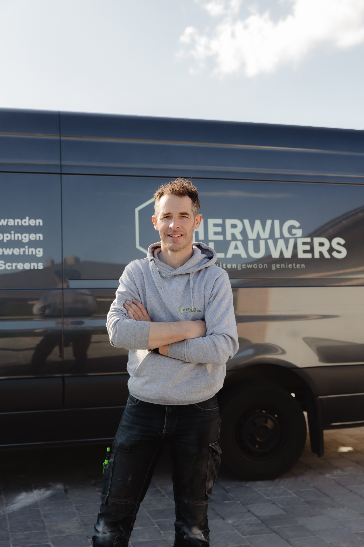 Zaakvoerder Herwig Lauwers voor zijn camionette