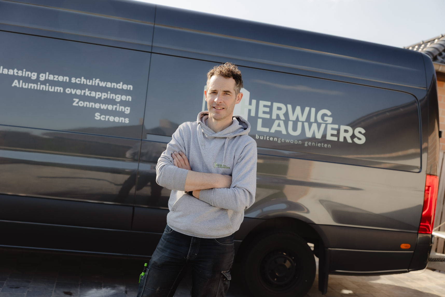 Zaakvoerder Herwig Lauwers voor zijn camionette