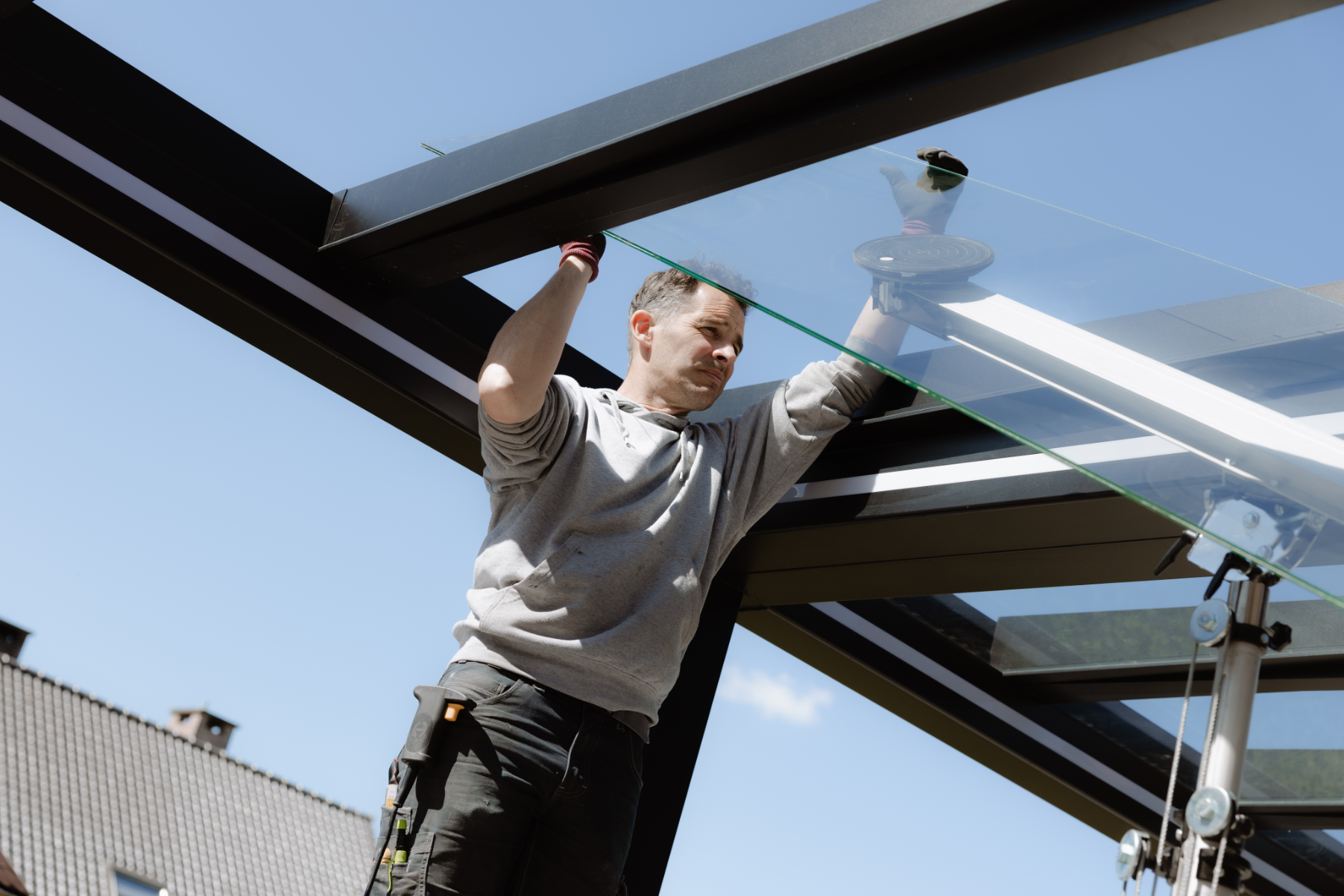 Herwig aan het werk tijdens het plaatsen van een aluminium overkapping
