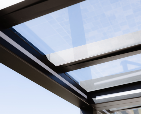 Aluminium overkapping met lamellen dak